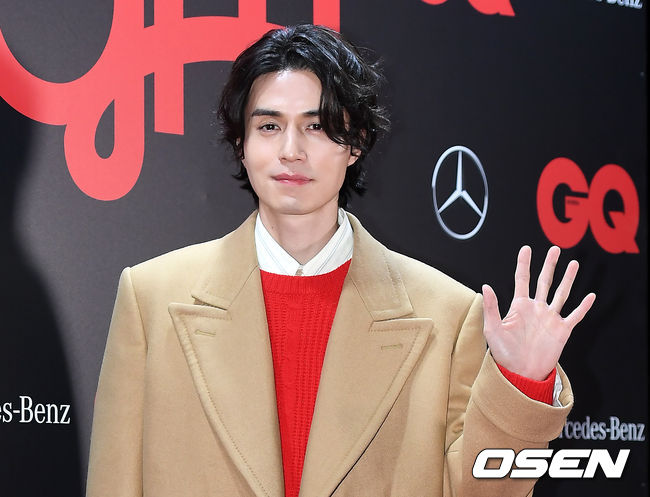 배우 이동욱이 포토타임을 갖고 있다. /youngrae@osen.co.kr