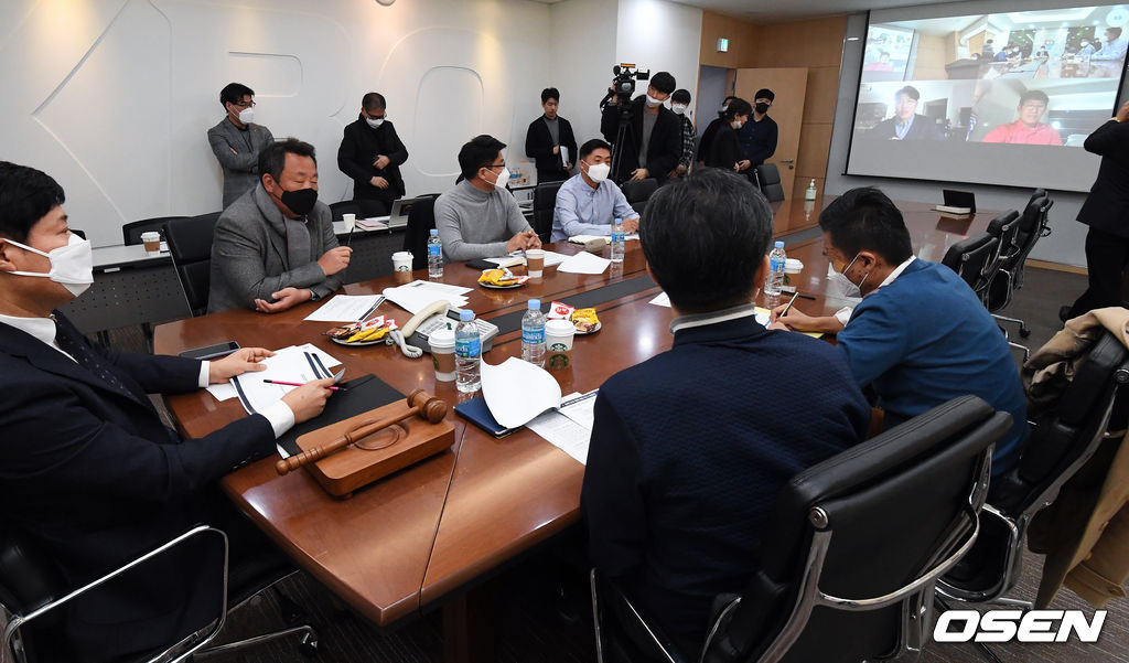 한국야구위원회(KBO)가 3일 오후 서울 강남구 KBO회관에서 코로나19 확산에 따른 긴급 대책회의 실행위원회를 열고 2020년 KBO리그 개막일정을 논의했다.KBO는 지난달 27일 3월 14일 개막 예정이었던 시범경기 전 일정(50경기)을 취소하기로 결정했다. 시범경기가 취소된 것은 1983년 이후 역대 처음이다.류대환 KBO 사무총장 비롯한 키움 김치현 단장, SK 손차훈 단장, LG 차명석 단장, NC 김종문 단장, 삼성 홍준학 단장이 스프링캠프 일정으로 외국에 있는 단장들과 태블릿피씨를 통해 화상으로 단장 모임에 참여하고 있다. /cej@osen.co.kr