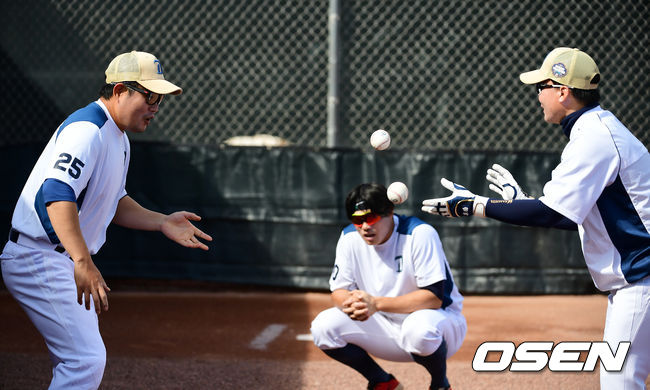 미국 애리조나주 투산에 위치한 에넥스필드에 스프링캠프를 차린 NC 다이노스. 양의지가 용덕한 코치의 지도아래 훈련을 하고 있다. /jpnews@osen.co.kr