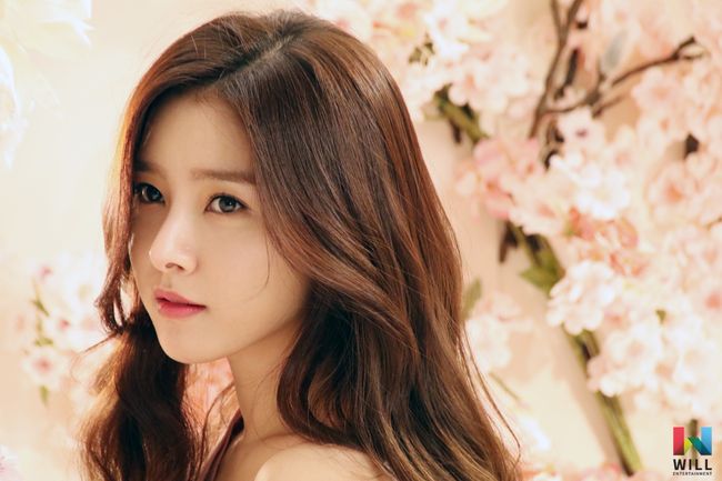 [사진=윌엔터테인먼트 제공] 배우 김소은이 현재 소속사 윌엔터테인먼트와 두 번째 재계약을 체결했다.