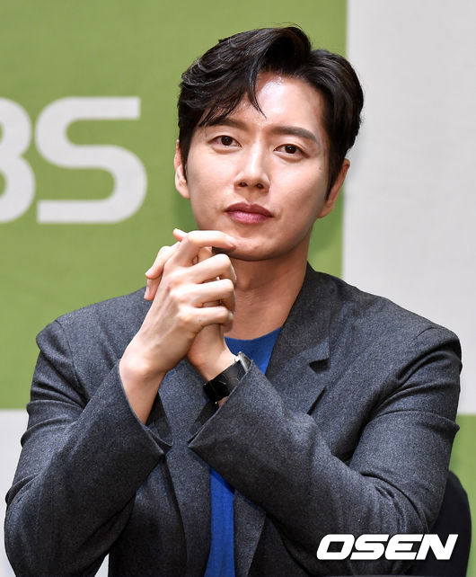 배우 박해진이 참석해 취재진의 질문을 듣고 있다. /dreamer@osen.co.kr