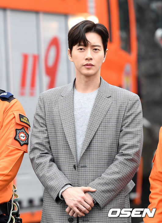 15일 오후 경기 남양주시 수도권119특수구조대에서 드라마 ‘시크릿’ 119 소방청 특수구조대 훈련상황 시연 현장공개 행사가 진행됐다.배우 박해진이 대원들과 기념촬영을 하고 있다./sunday@osen.co.kr