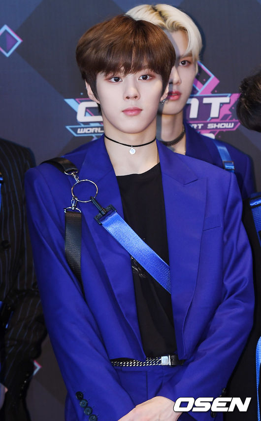 가수 엑스원(X1) 김우석이 엠카운트다운 포토월에서 포즈를 취하고 있다. / rumi@osen.co.kr