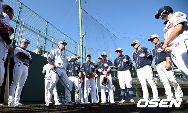 두산 김민재 코치가 선수들을 지도하고 있다. /sunday@osen.co.kr