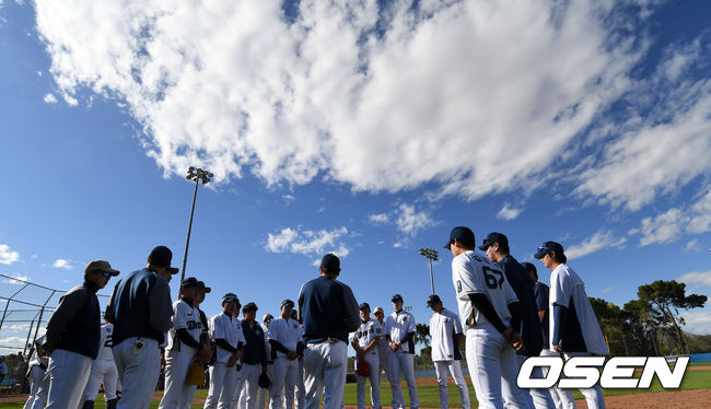 투수조가 경기를 마치고 미팅을 하고 있다. /jpnews@osen.co.kr