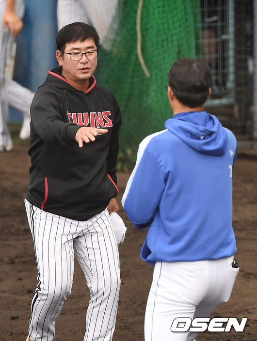 경기를 마친 LG 류중일 감독과 삼성 허삼영 감독이 인사를 나누고 있다. /youngrae@osen.co.kr 