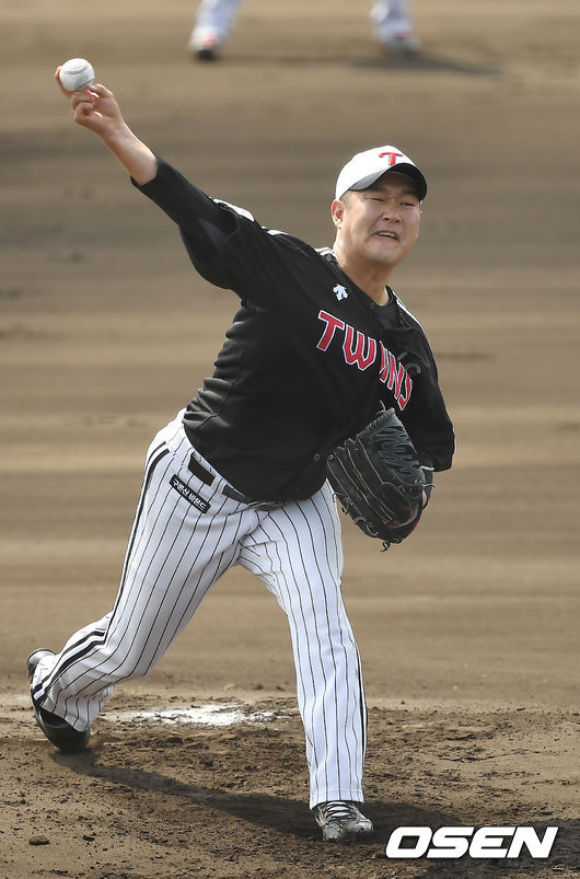4일 오후 일본 오키나와 온나 아카마 볼파크에서 삼성 라이온즈와 LG 트윈스가 연습경기를 진행했다.LG 송은범이 역투하고 있다. /youngrae@osen.co.kr