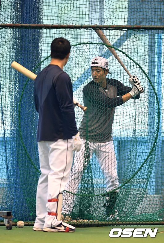1일 (한국시간) 일본 미야자키 소켄구장에서 두산 베어스의 스프링캠프가 진행됐다.두산 김재호가 김재환과 타격 훈련을 하며 이야기를 나누고 있다. /sunday@osen.co.kr