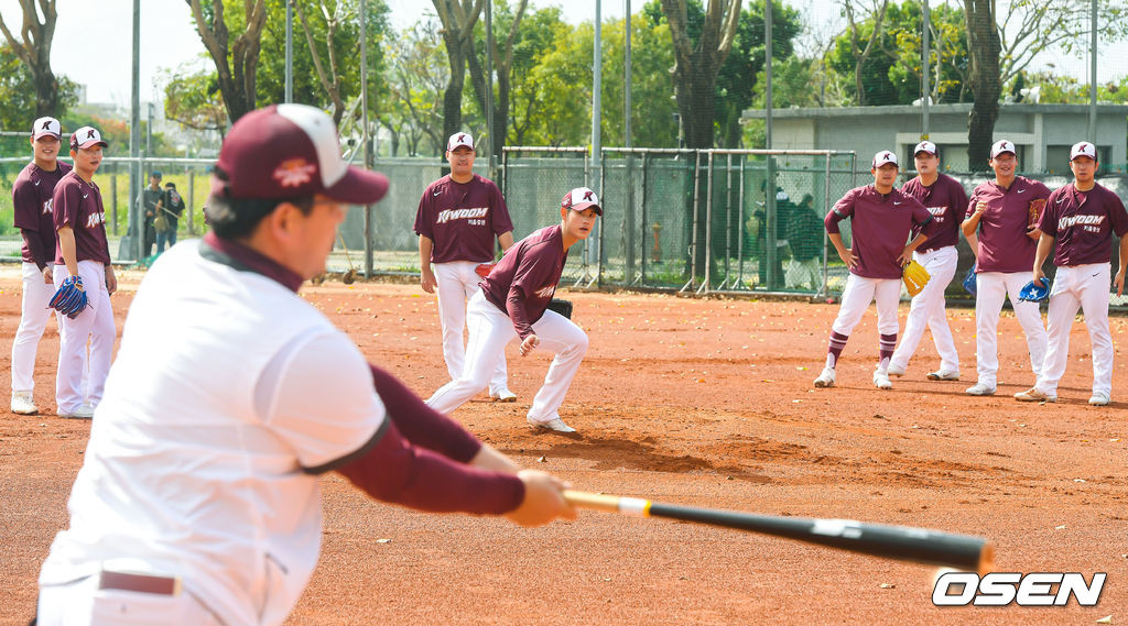 투수진이 수비 훈련을 하고 있다./spjj@osen.co.kr