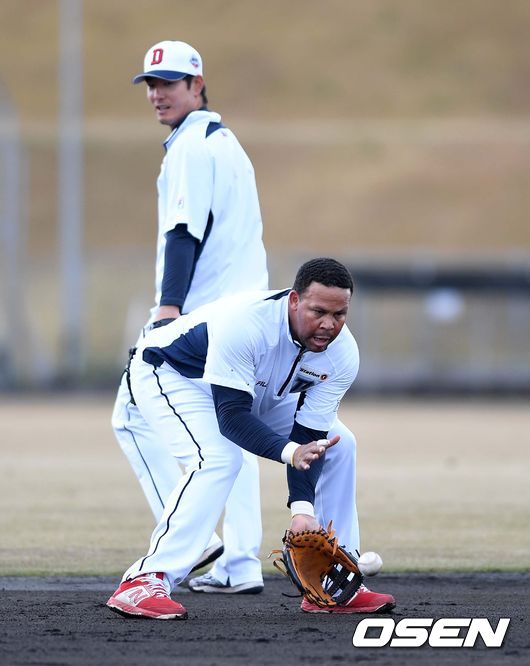 4일 일본 미야자키 소켄구장에서 두산 베어스의 스프링캠프가 진행됐다.두산 페르난데스가 김재호와 수비 훈련을 하고 있다. /sunday@osen.co.kr