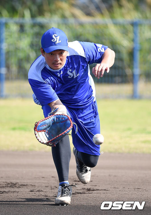 29일 오후 일본 오키나와 온나 아카마 볼파크에서 삼성 라이온즈와 LG 트윈스가 연습경기를 진행했다.삼성 백승민이 펑고를 받고 있다. /youngrae@osen.co.kr