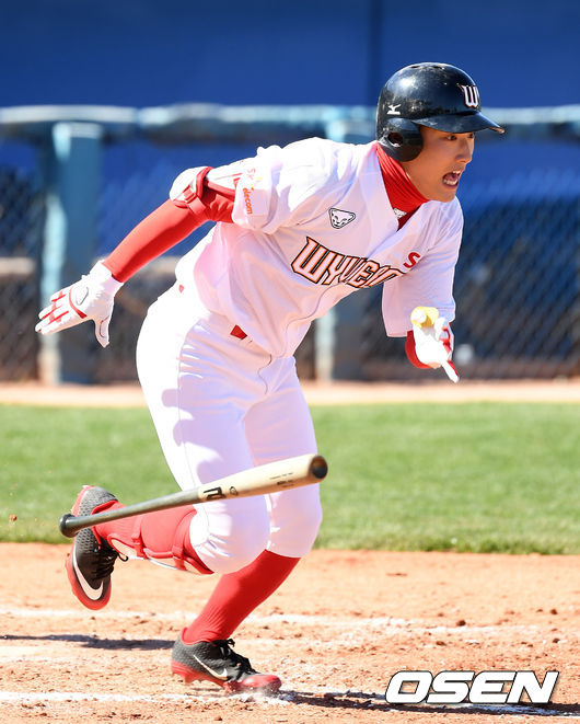 SK 최지훈이 내야안타를 날리고 있다. /jpnews@osen.co.kr