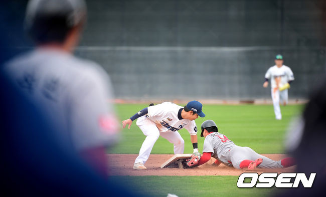 SK 최지훈이 NC 유영준에 앞서 2루 도루에 성공하고 있다. /jpnews@osen.co.kr