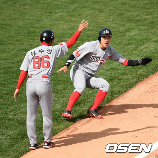 SK 최지훈이 정수성 주루코치의 사인에 귀루하고 있다. /jpnews@osen.co.kr