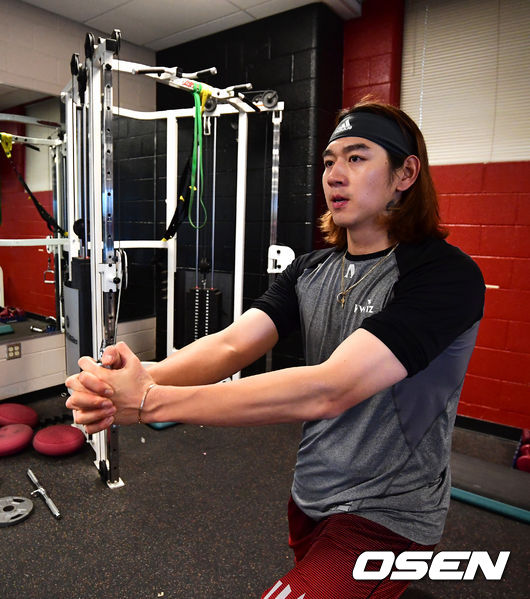 미국 애리조나 투산 키노 스포츠콤플렉스에 스프링캠프를 차린 KT 위즈. 이대은이 웨이트 훈련을 하고 있다. /jpnews@osen.co.kr