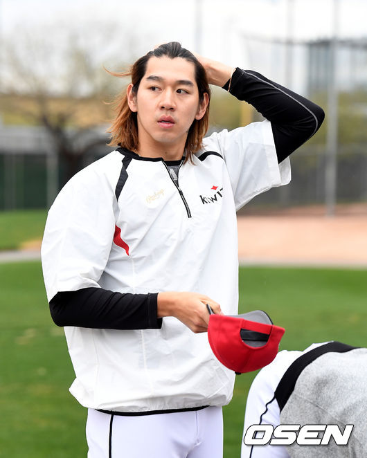 미국 애리조나 투산 키노 스포츠콤플렉스에 스프링캠프를 차린 KT 위즈. 이대은이 훈련을 준비하고 있다. /jpnews@osen.co.kr