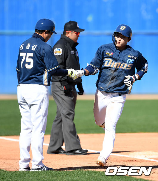 6회초 NC 김태진이 역전 투런포를 날리고 진종길 코치와 하이파이브를 하고 있다. /jpnews@osen.co.kr