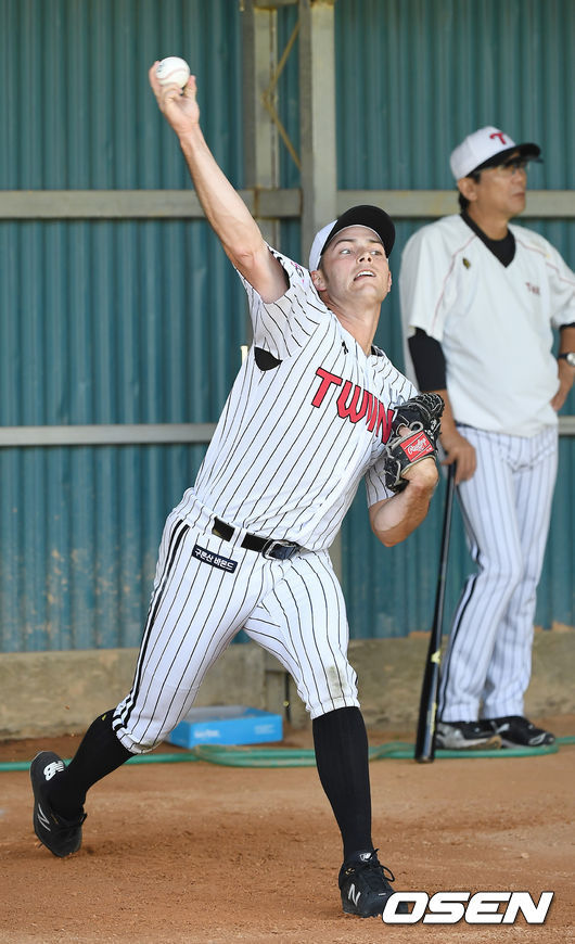 LG 트윈스가 3일 일본 오키나와 구시가와구장에서 훈련을 진행했다.윌슨이 불펜 피칭을 하고 있다. /youngrae@osen.co.kr