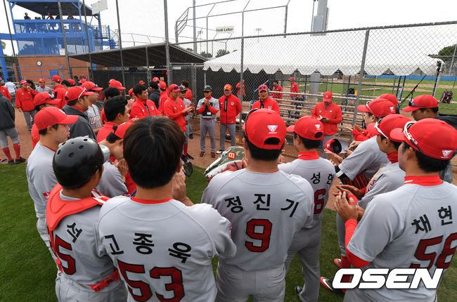 연습경기를 마치고 SK 선수들이 미팅을 하고 있다. /jpnews@osen.co.kr