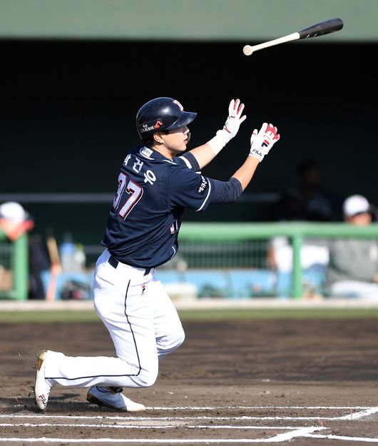 5일 일본 미야자키 소켄구장에서 두산 베어스의 스프링캠프가 진행됐다.청백전에서 두산 청팀 박건우가 5회 적시 2루타를 치고 있다. /sunday@osen.co.kr