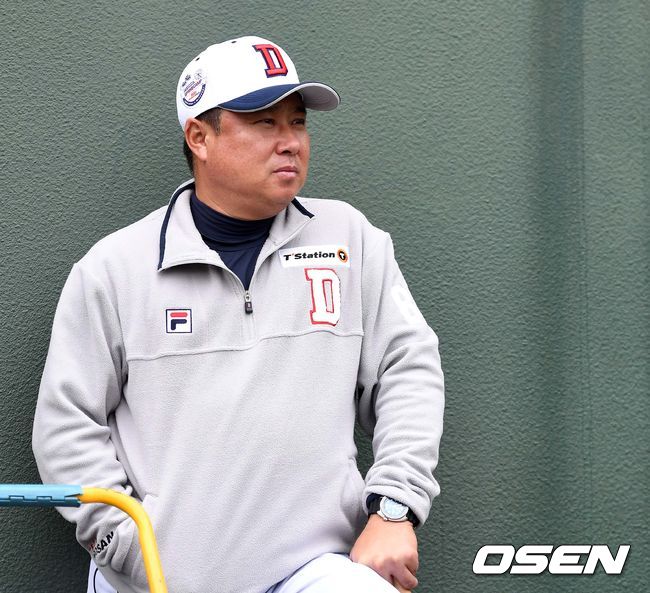 4일 일본 미야자키 소켄구장에서 두산 베어스의 스프링캠프가 진행됐다.두산 김태형 감독이 훈련 중인 선수들을 바라보고 있다. /sunday@osen.co.kr