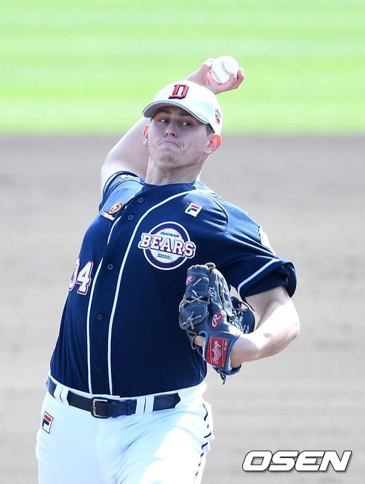 5일 일본 미야자키 소켄구장에서 두산 베어스의 스프링캠프가 진행됐다.청백전에서 두산 청팀 선발 투수 프렉센이 역투하고 있다. /sunday@osen.co.kr