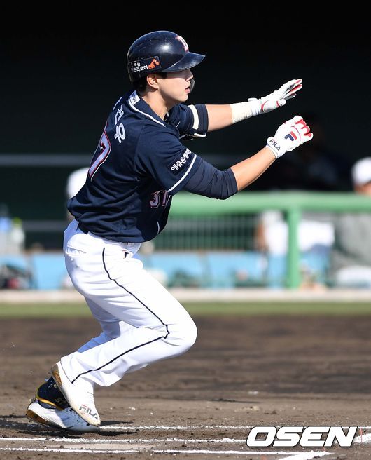 5일 일본 미야자키 소켄구장에서 두산 베어스의 스프링캠프가 진행됐다.청백전에서 두산 청팀 박건우가 5회 적시 2루타를 치고 있다. /sunday@osen.co.kr