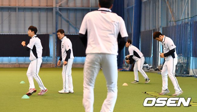 4일 일본 미야자키 소켄구장에서 두산 베어스의 스프링캠프가 진행됐다.두산 야수진이 체력 훈련을 하고 있다. /sunday@osen.co.kr