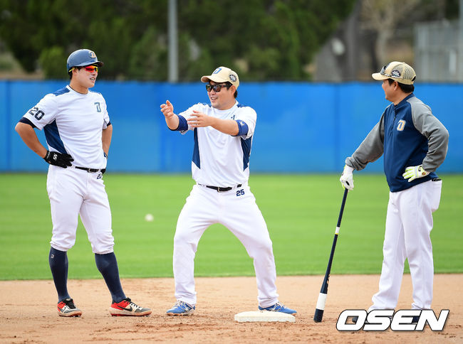 양의지, 정범모가 훈련을 하며 이야기를 나누고 있다./jpnews@osen.co.kr