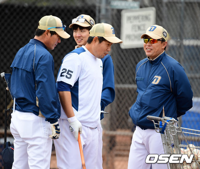 미국 애리조나주 투산에 위치한 에넥스필드에 스프링캠프를 차린 NC 다이노스. 이동욱 감독이 양의지와 이야기를 나누고 있다. /jpnews@osen.co.kr