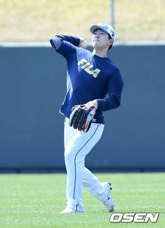 두산 박건우가 수비훈련을 하고 있다. /sunday@osen.co.kr