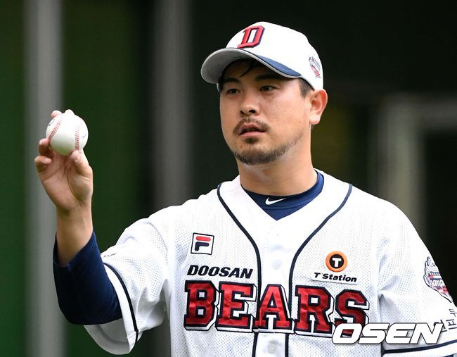 29일 오후 (한국시간) 일본 미야자키 사이토구장에서 두산 베어스의 스프링캠프가 열렸다.두산 윤명준이 불펜 피칭을 마치고 포수와 이야기를 하고 있다. /sunday@osen.co.kr