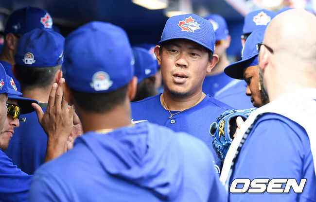 1회초 강판된 토론토 선발투수 야마구치가 동료들의 독려를 받고 있다. / soul1014@osen.co.kr