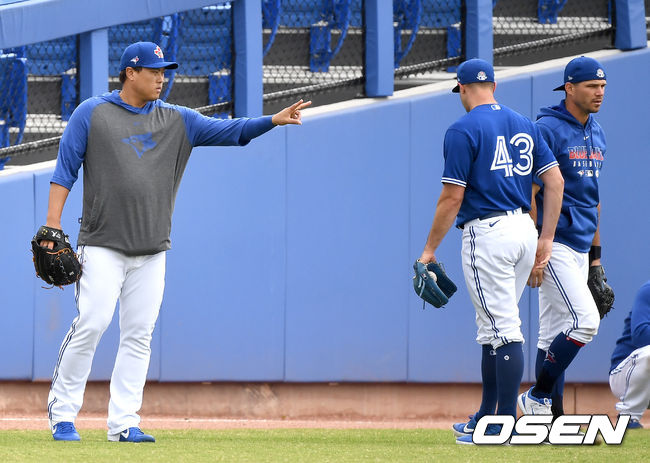토론토 류현진이 롱토스 훈련을 마치고 동료들과 대화를 나누고 있다. /dreamer@osen.co.kr