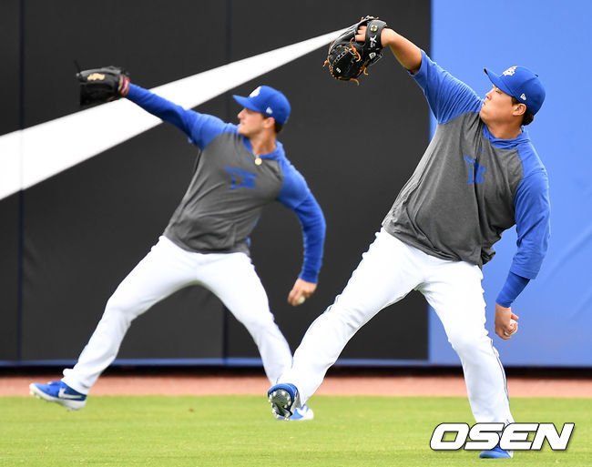 토론토 류현진을 비롯한 투수들이 외야에서 롱토스 훈련을 하고 있다. /dreamer@osen.co.kr