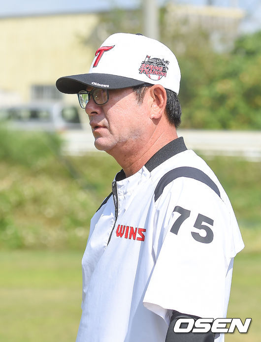 LG 트윈스가 3일 일본 오키나와 구시가와구장에서 훈련을 진행했다.류중일 감독이 불펜 피칭을 지켜보고 있다. /youngrae@osen.co.kr