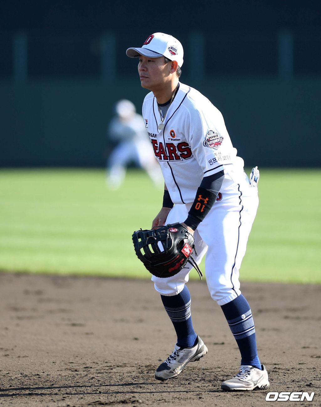 5일 일본 미야자키 소켄구장에서 두산 베어스의 스프링캠프가 진행됐다.청백전에서 두산 백팀 박세혁이 1루 수비를 펼치고 있다. /sunday@osen.co.kr