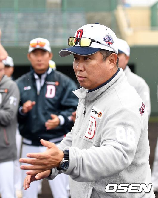 훈련을 마친 두산 김태형 감독이 선수들과 인사를 나누고 있다. /sunday@osen.co.kr