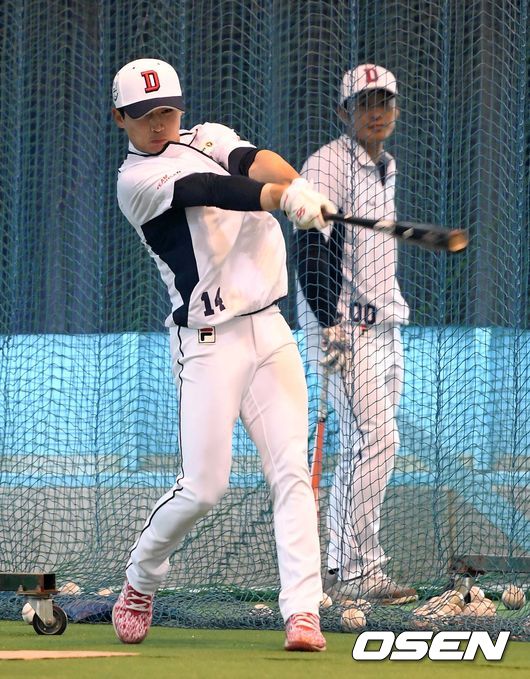 4일 일본 미야자키 소켄구장에서 두산 베어스의 스프링캠프가 진행됐다.두산 이유찬이 타격 훈련을 하고 있다. /sunday@osen.co.kr