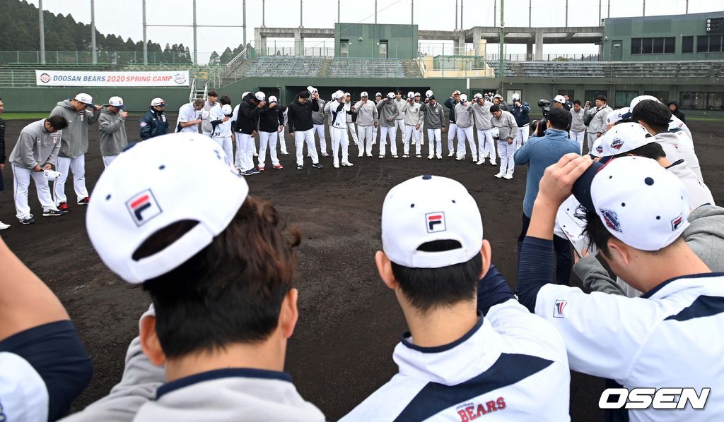 훈련을 마친 두산 김태형 감독이 선수들과 인사를 나누고 있다. /sunday@osen.co.kr