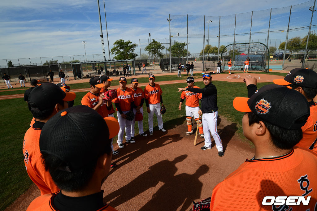 한화 선수들이 채종국 코치의 지도 아래 훈련을 준비하고 있다. /jpnews@osen.co.kr