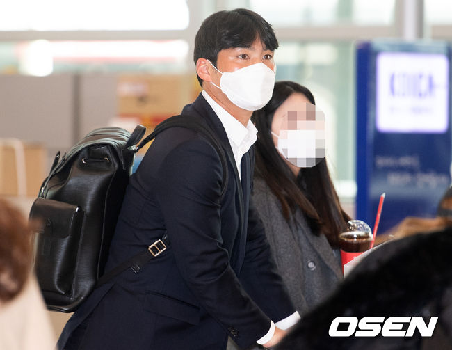 LG 트윈스가 일본 오키나와 전지훈련을 마무리하고 7일 오후 인천국제공항을 통해 한국으로 입국했다.LG 선수단은 당초 전훈기간을 연장하여 19일 귀국 예정이었으나 갑작스런 일본의 코로나19에 대한 입국정책 변경으로 8일 이후는 귀국편이 불가하다는 판단에 급히 귀국을 결정하게 됐다.LG 오지환이 입국장을 나서고 있다. /cej@osen.co.kr