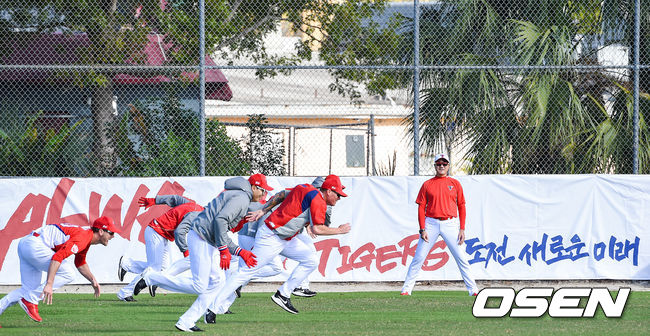 KIA 선수들이 외야에서 러닝훈련을 하고 있다. / soul1014@osen.co.kr