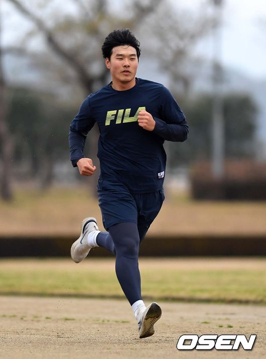 두산 최원준이 러닝을 하고 있다. /sunday@osen.co.kr
