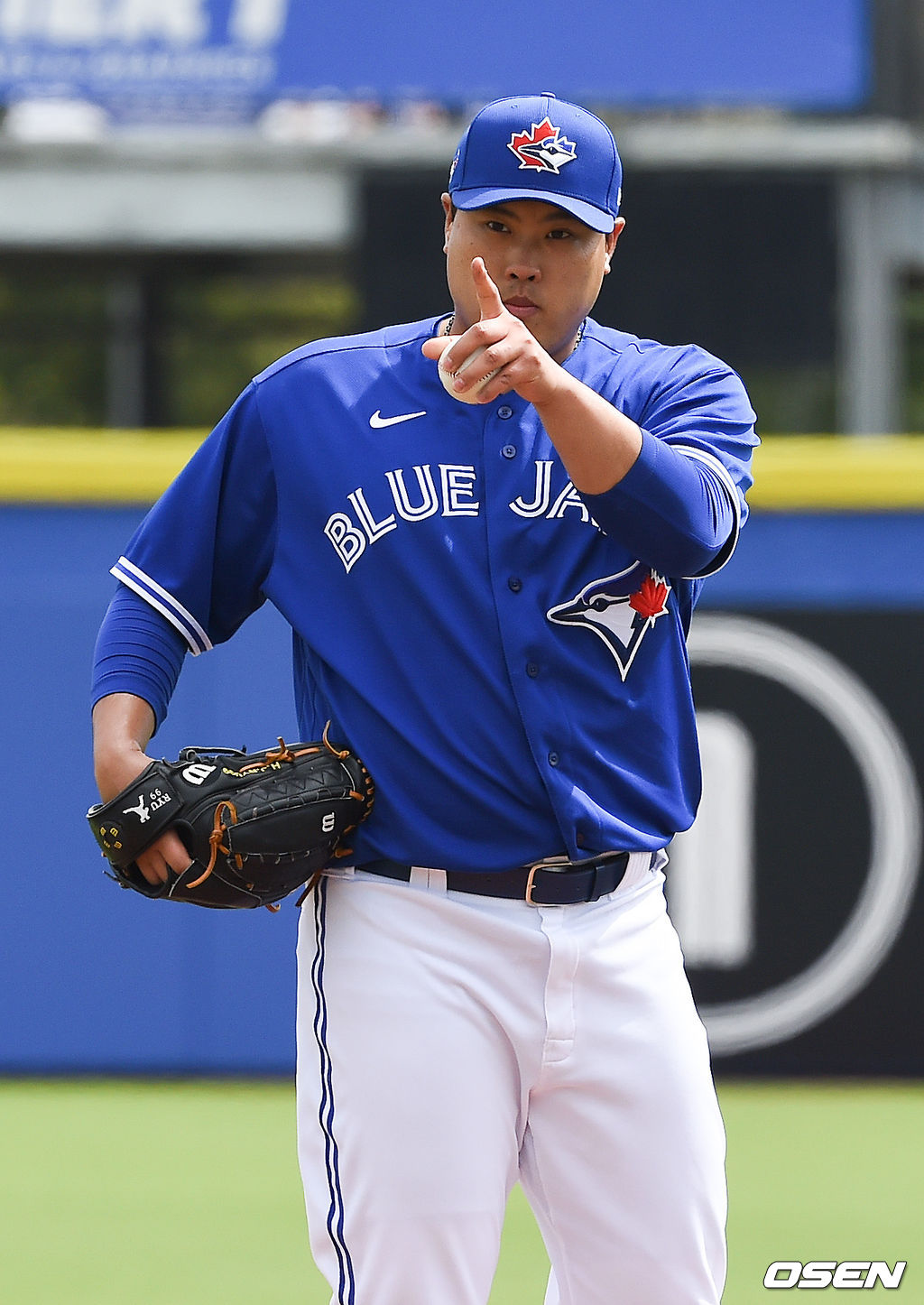 류현진은 28일(이하 한국시간) 미국 플로리다주 더니든 TD 봂파크에서 벌어진 2020 메이저리그 시범경기 미네소타 트윈스와 홈경기에 선발등판, 2회초 1사 주자 없는 상황에서 잰더 비엘에게 중월 솔로 홈런을 내줬다. 토론토 이적 후 첫 공식 경기에서 홈런으로 점수를 내줬다. 1회초 류현진이 마운드에 올라 작전 사인을 보내고 있다. /soul1014@osen.co.kr