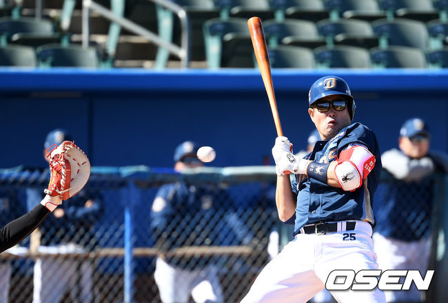 NC 양의지가 연습경기 도중 몸쪽 볼에 놀라며 넘어지고 있다. /jpnews@osen.co.kr