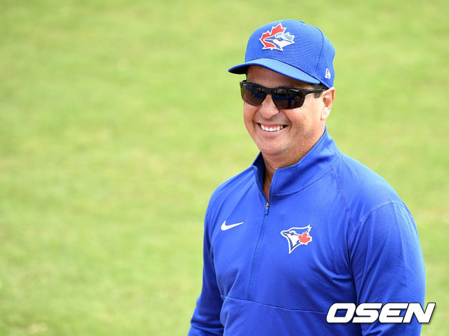 토론토 찰리 몬토요 감독이 관계자들과 대화를 나누며 미소짓고 있다. /dreamer@osen.co.kr