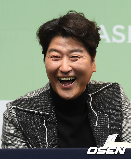 배우 송강호가 환한 웃음을 짓고 있다. /cej@osen.co.kr