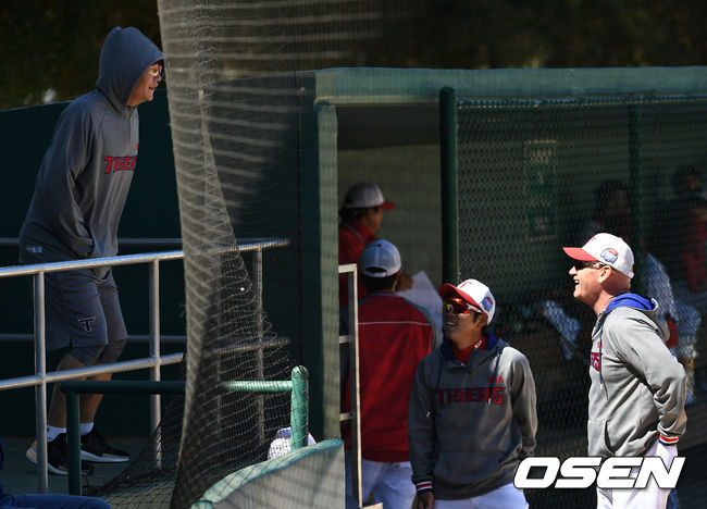 연습경기 때 관중석에서 경기를 지켜보던 KIA 양현종과 윌리엄스 감독이 대화를 나누며 미소짓고 있다. / dreamer@osen.co.kr