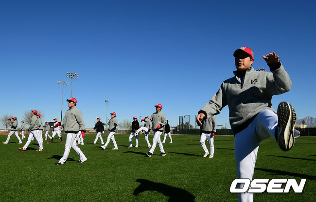 27일(한국시간) 미국 애리조나 투산 키노 스포츠콤플렉스에 스프링캠프를 차린 KT 위즈. 선수들이 워밍업을 하고 있다. /jpnews@osen.co.kr